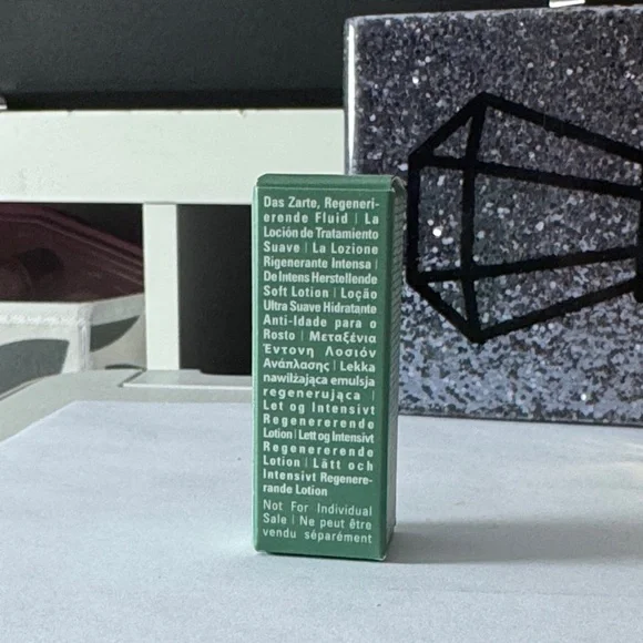 La Mer Moisturizing Soft Lotion - Picture 2 of 4